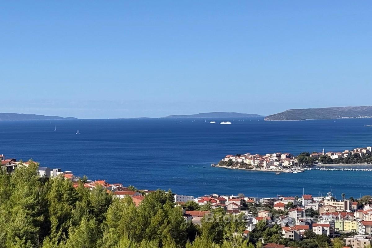 Terrain constructible avec vue imprenable sur la mer et les îles