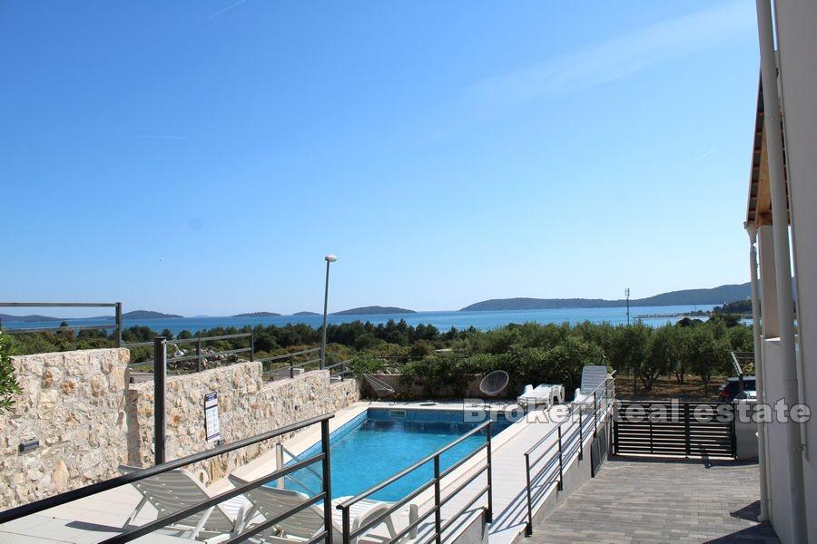 Casa con vista mare aperta e piscina