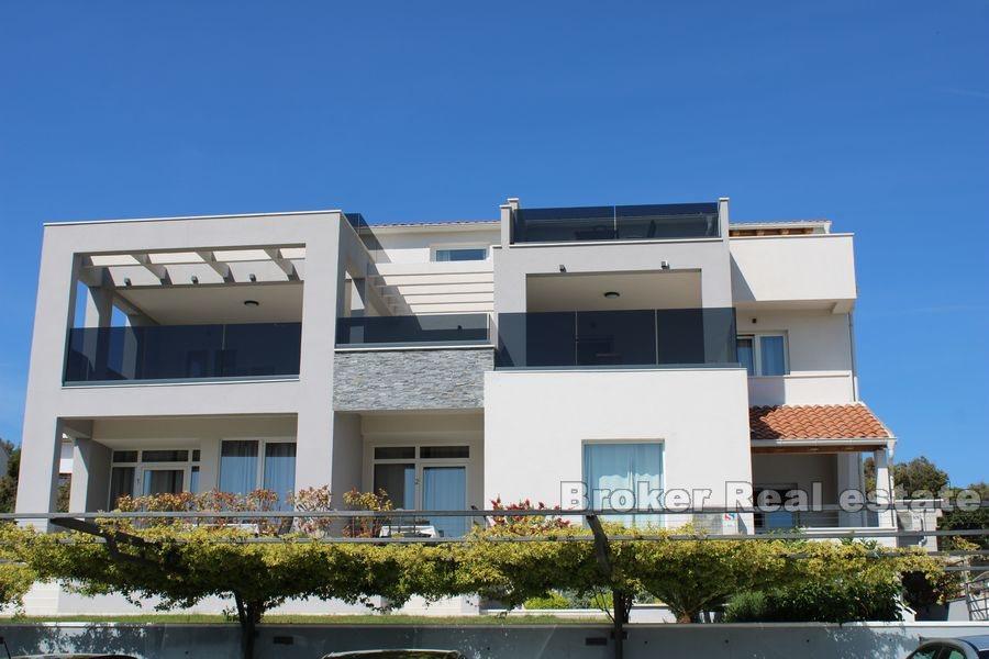 Casa con vista mare aperta e piscina