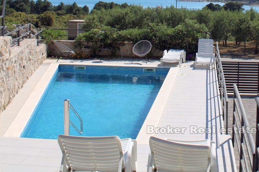 Casa con vista mare aperta e piscina