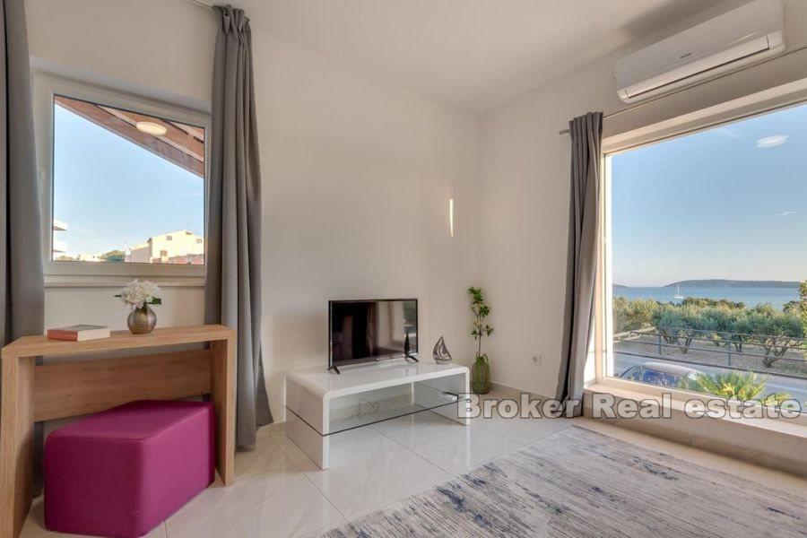 Casa con vista mare aperta e piscina
