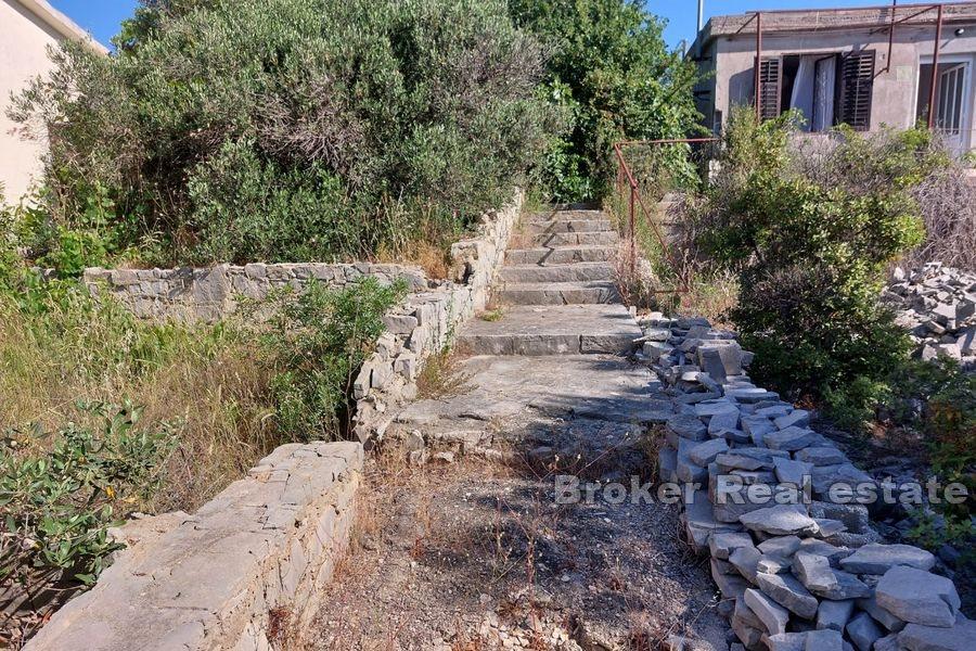 Terreno edificabile con casa da ristrutturare