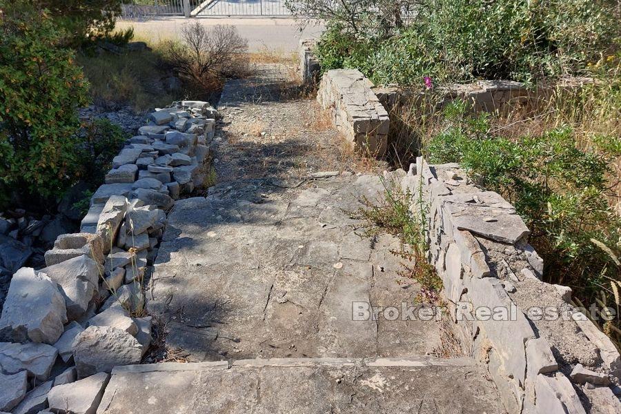 Terreno edificabile con casa da ristrutturare