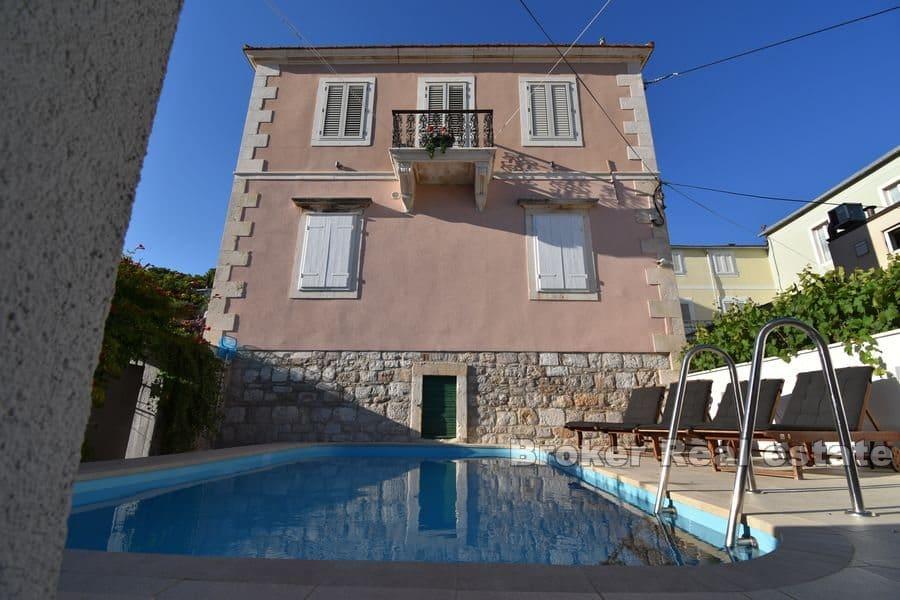 Maison avec piscine au premier rang de la mer
