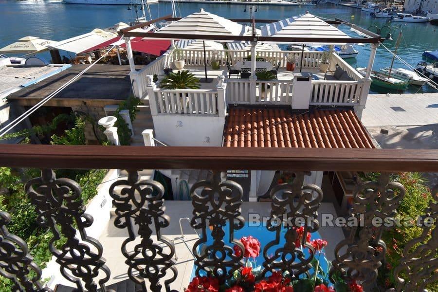 Maison avec piscine au premier rang de la mer
