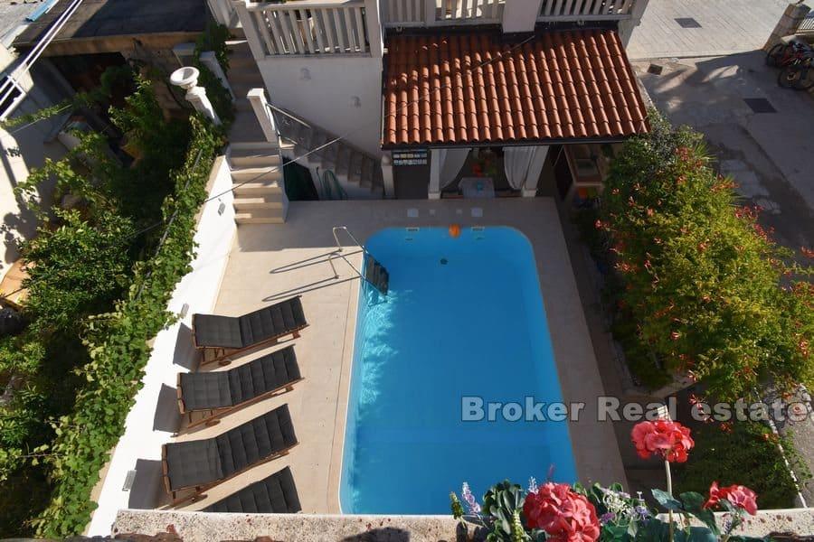 Maison avec piscine au premier rang de la mer
