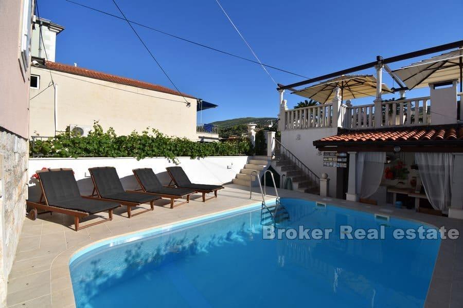Maison avec piscine au premier rang de la mer