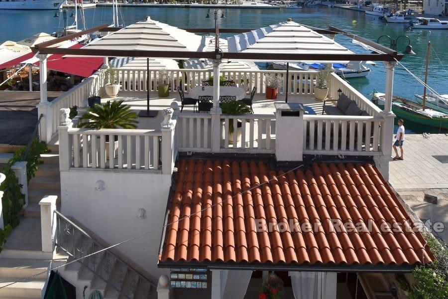 Maison avec piscine au premier rang de la mer