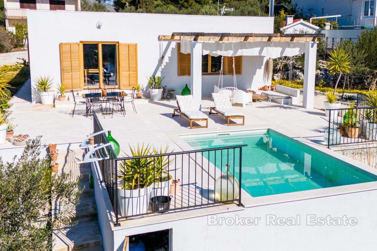 Casa con ampio giardino e piscina
