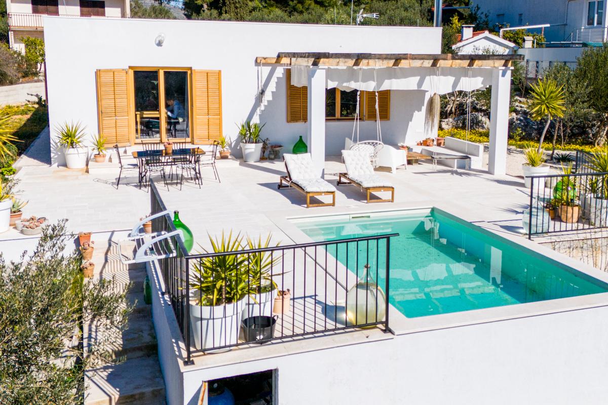Casa con ampio giardino e piscina