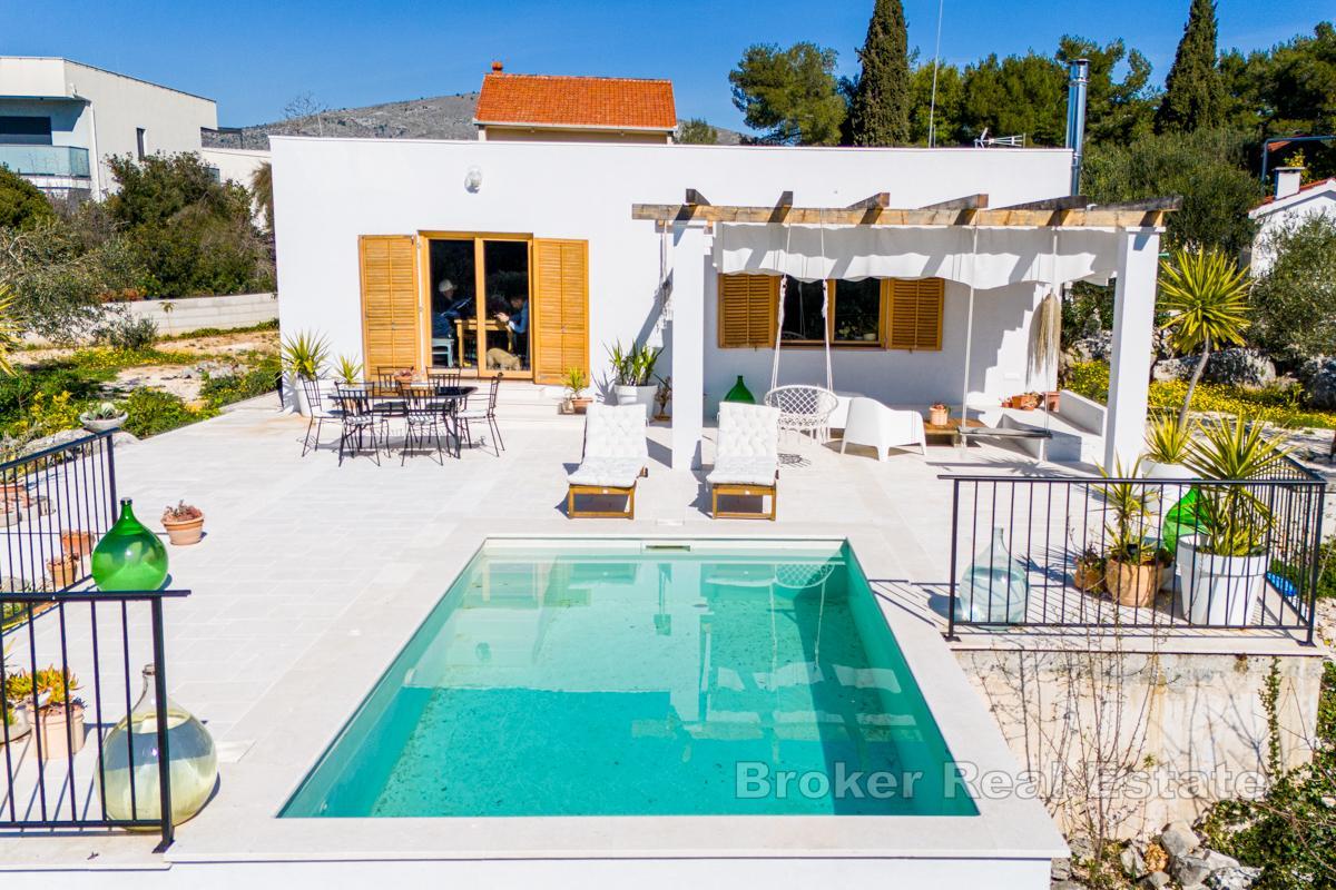 Casa con ampio giardino e piscina