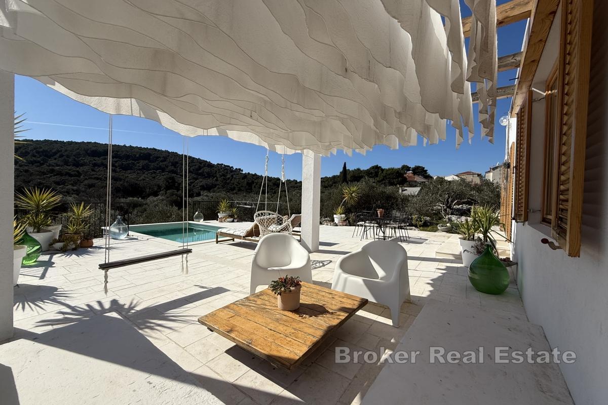 Casa con ampio giardino e piscina