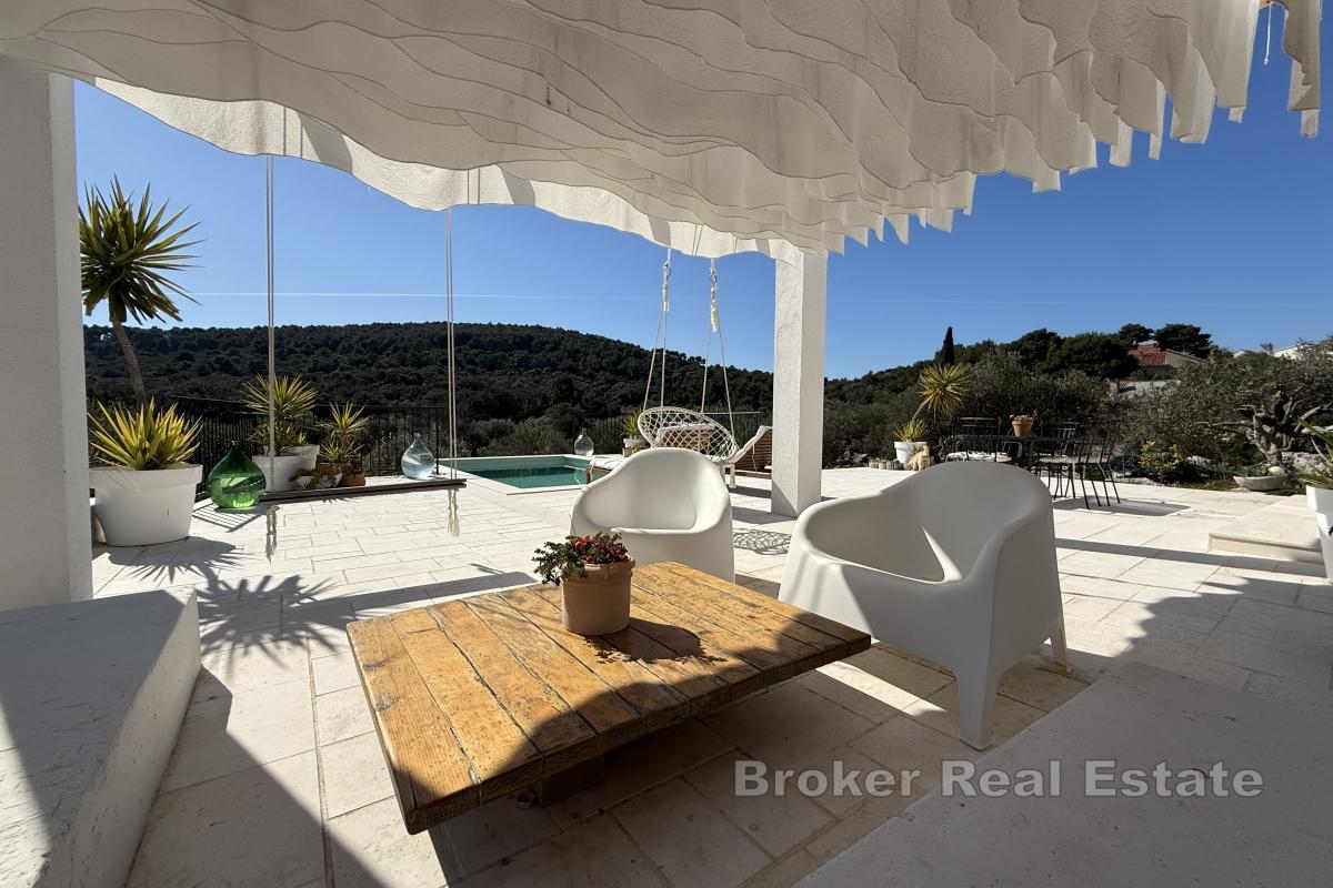 Casa con ampio giardino e piscina