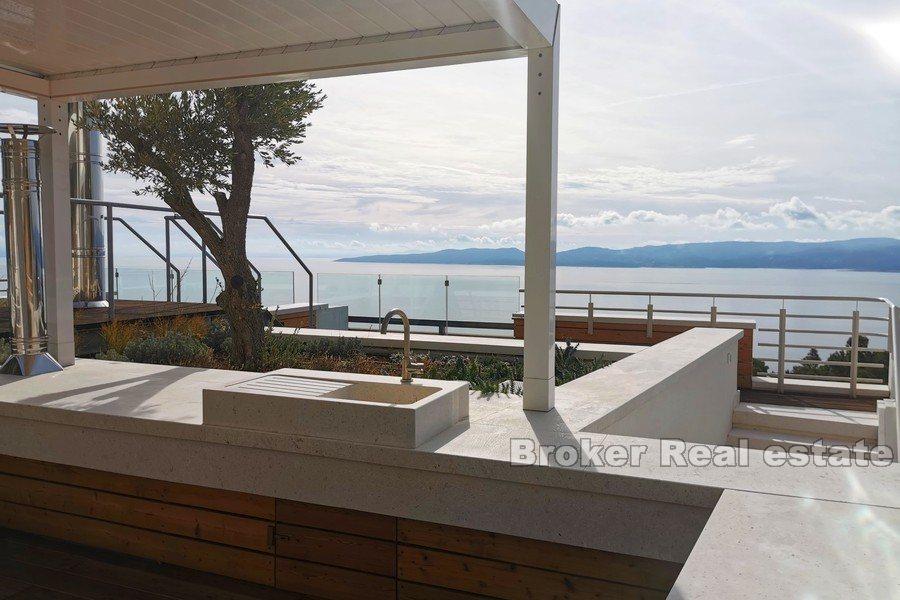 Lyxig villa med vacker havsutsikt och pool