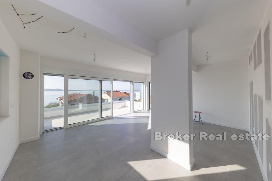 Penthouse ve druhé řadě k moři