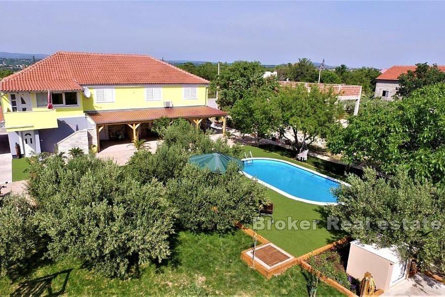 Proprietà pluriresidenziale con uliveto e terreno edificabile