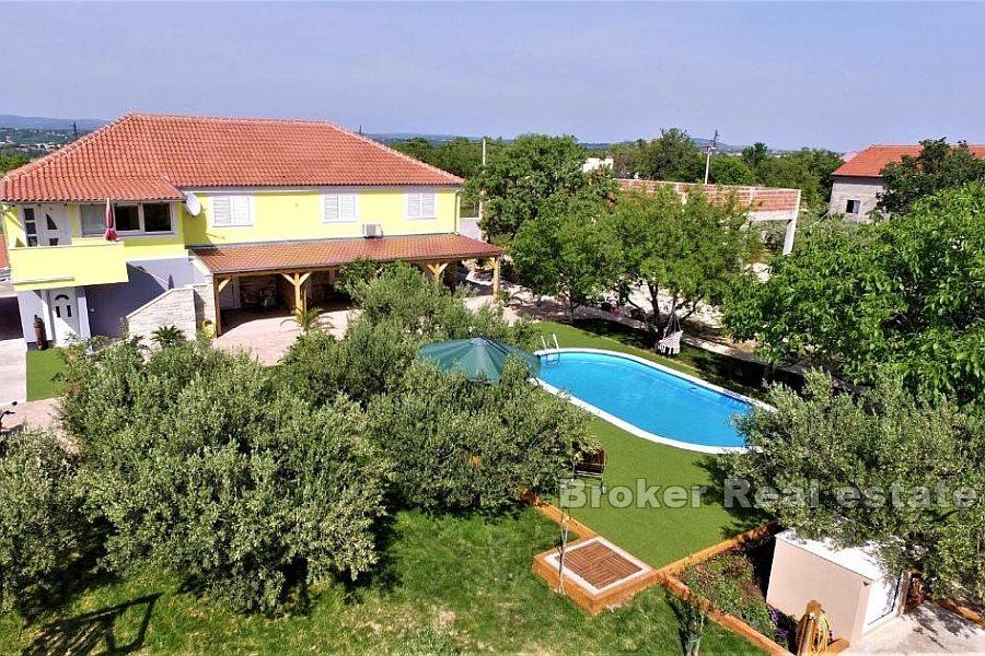 Proprietà pluriresidenziale con uliveto e terreno edificabile