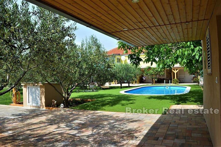 Proprietà pluriresidenziale con uliveto e terreno edificabile