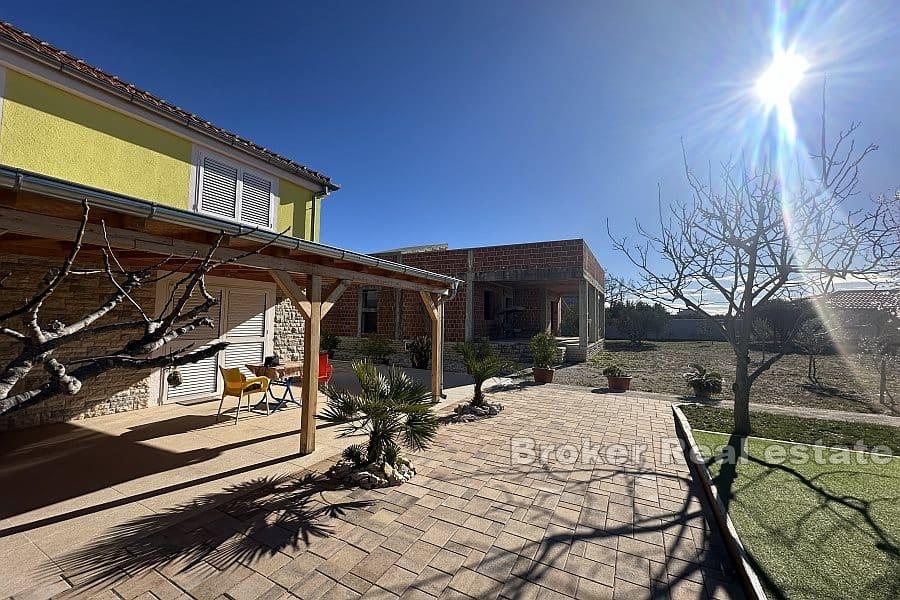 Proprietà pluriresidenziale con uliveto e terreno edificabile