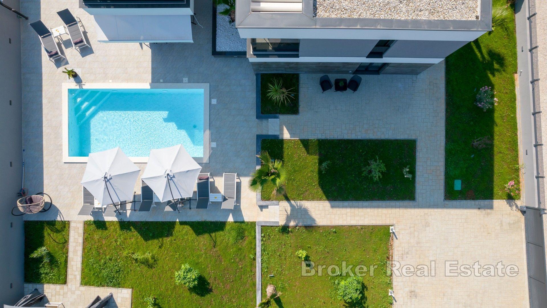 Eine Villa mit Swimmingpool und einem üppigen Garten