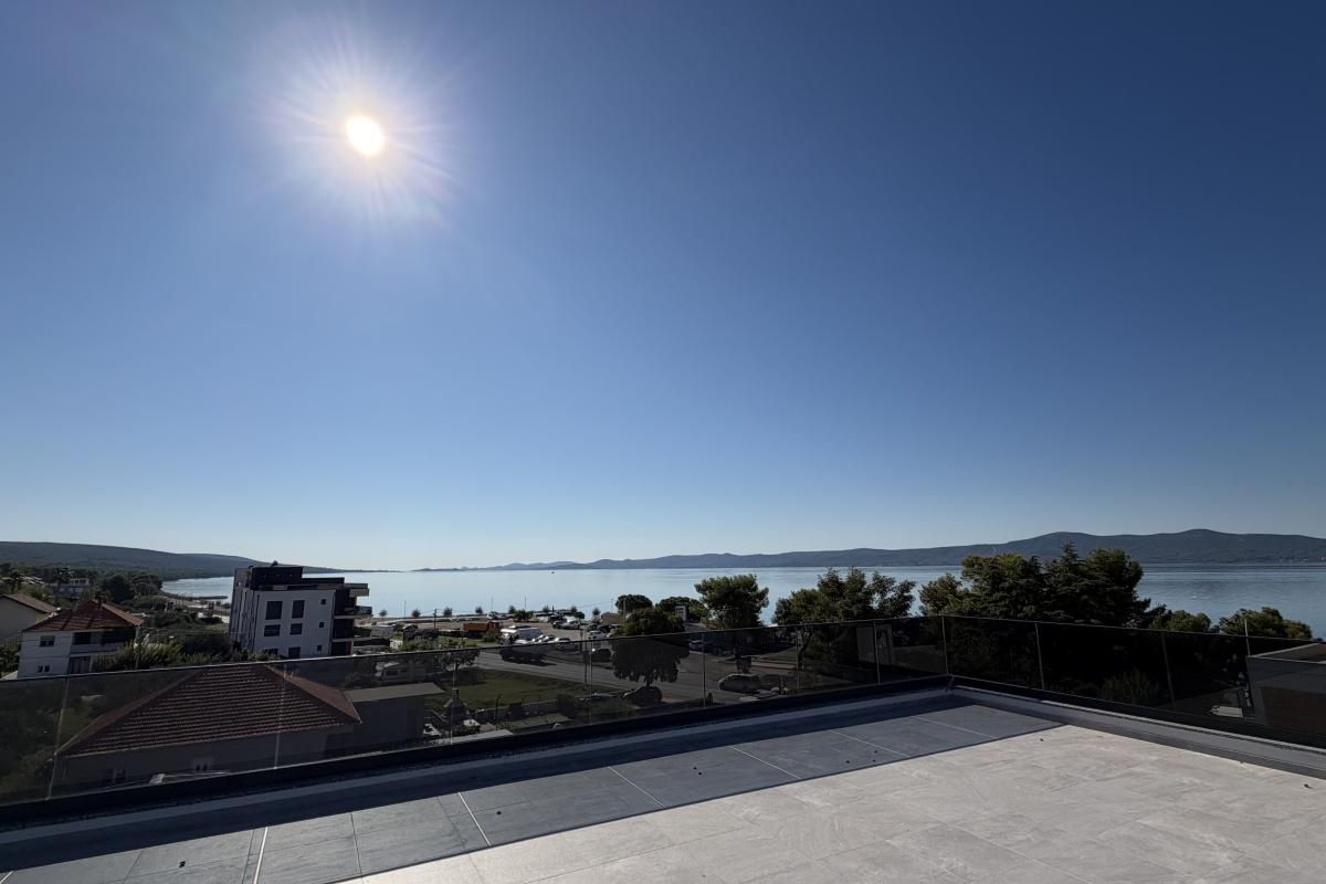 Nybygd toppleilighet med panoramautsikt over sjøen