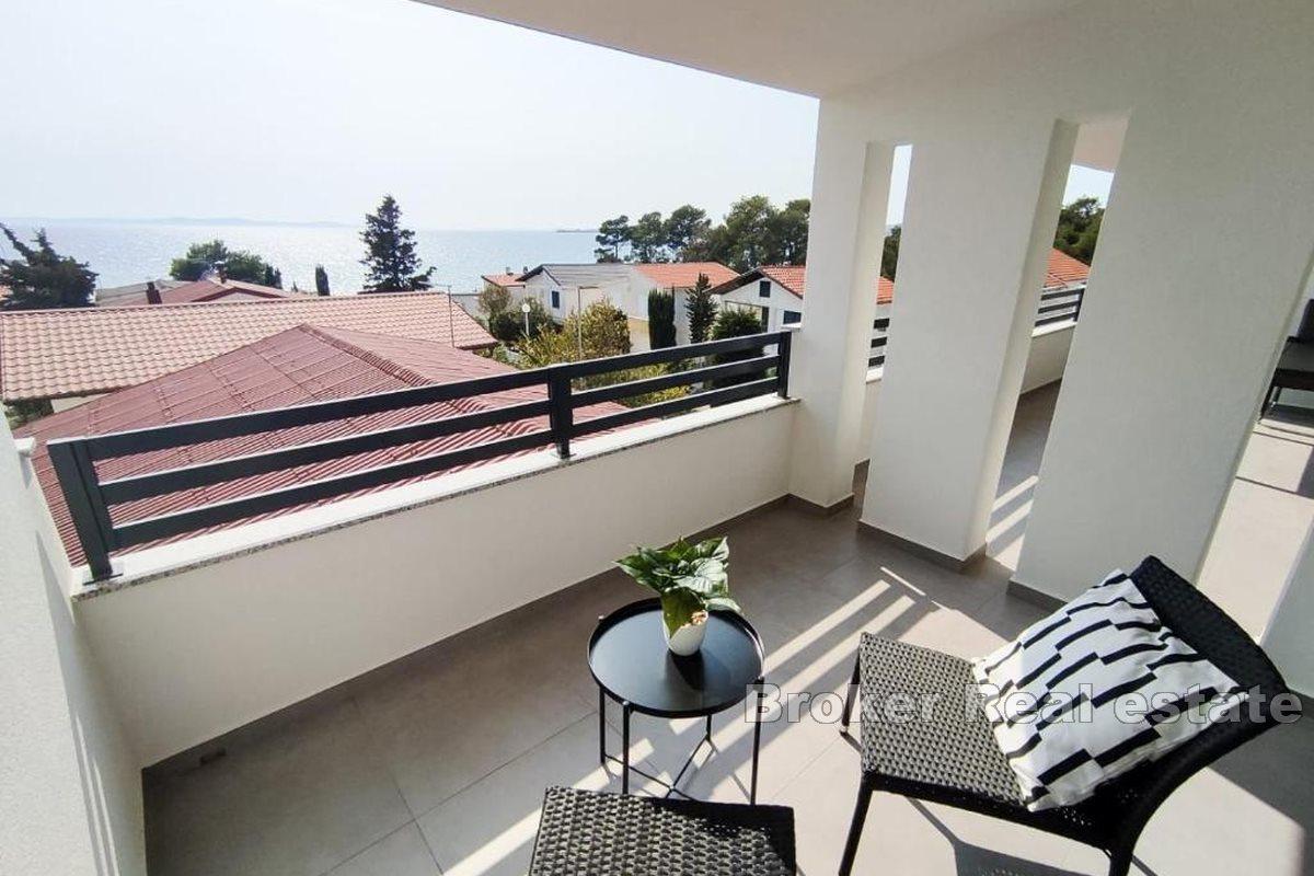 Immeuble moderne avec espace commercial et terrain
