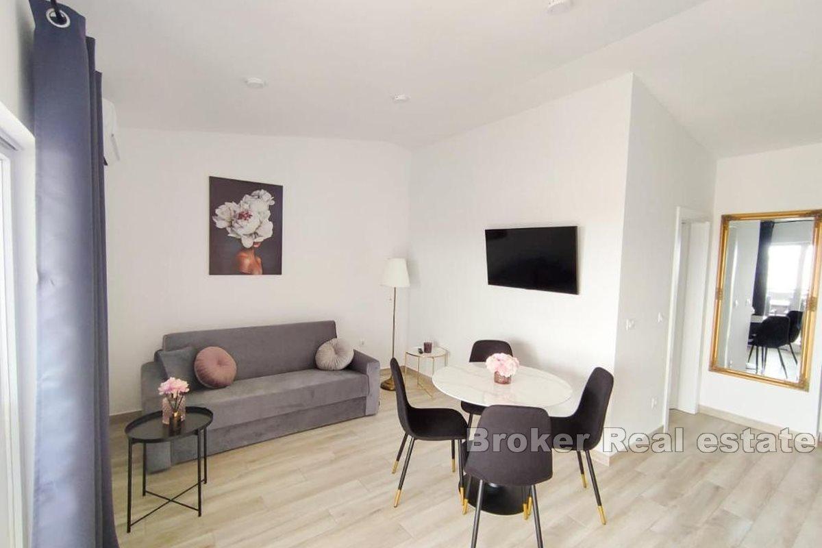 Immeuble moderne avec espace commercial et terrain