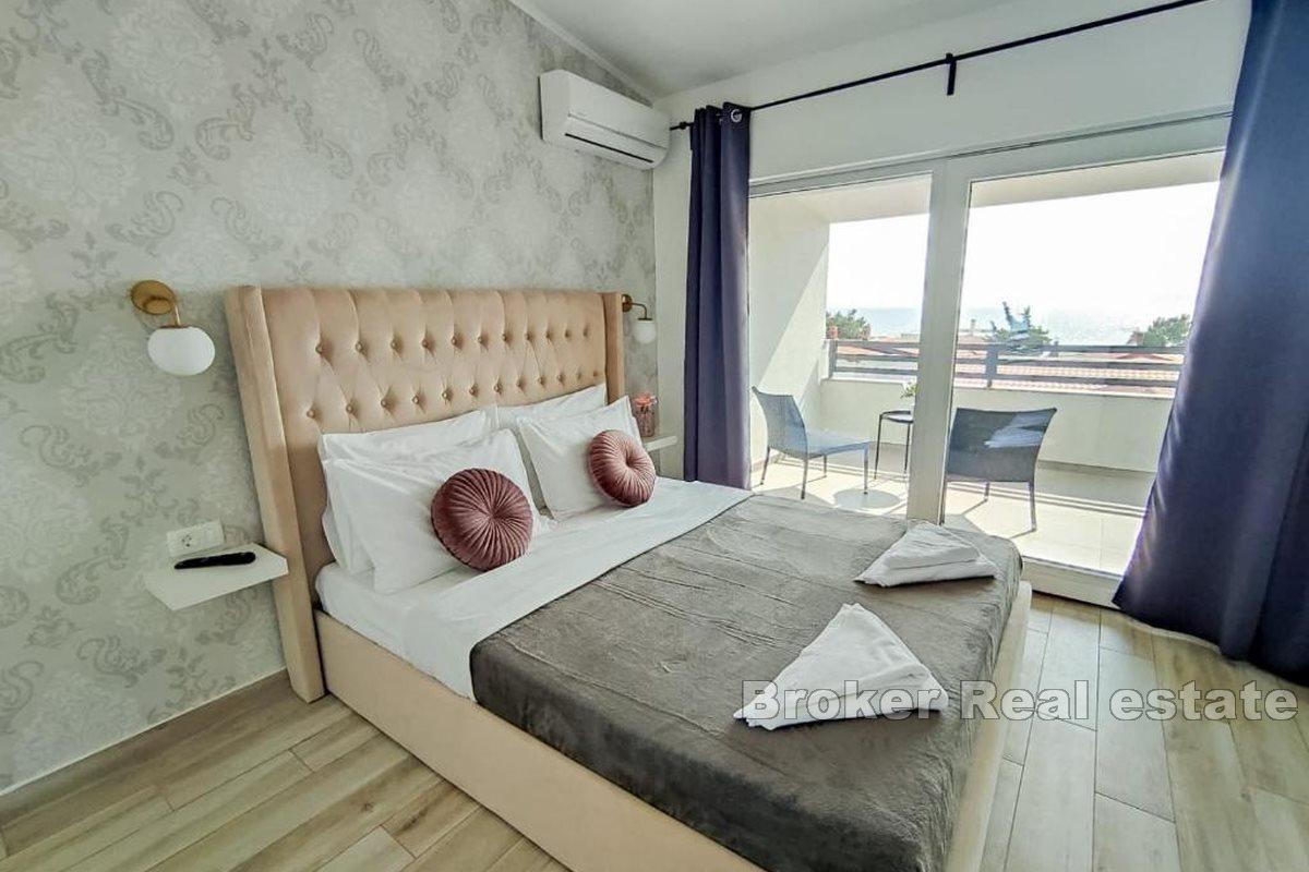 Immeuble moderne avec espace commercial et terrain