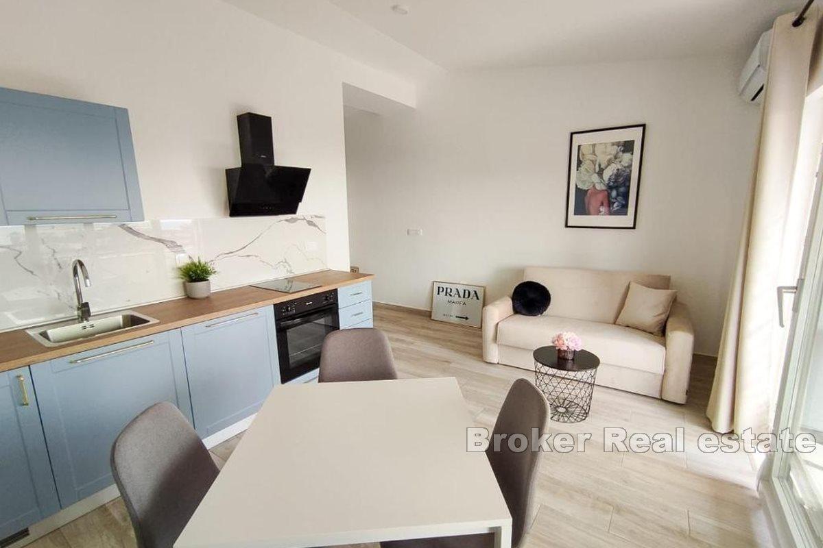 Immeuble moderne avec espace commercial et terrain