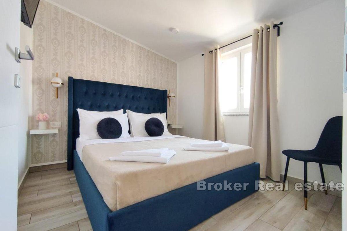 Immeuble moderne avec espace commercial et terrain