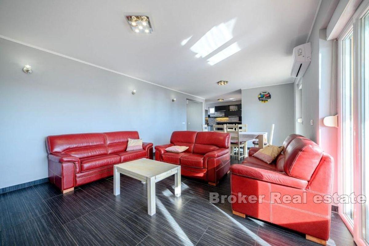Kuća sa dva apartmana u prvom redu do mora