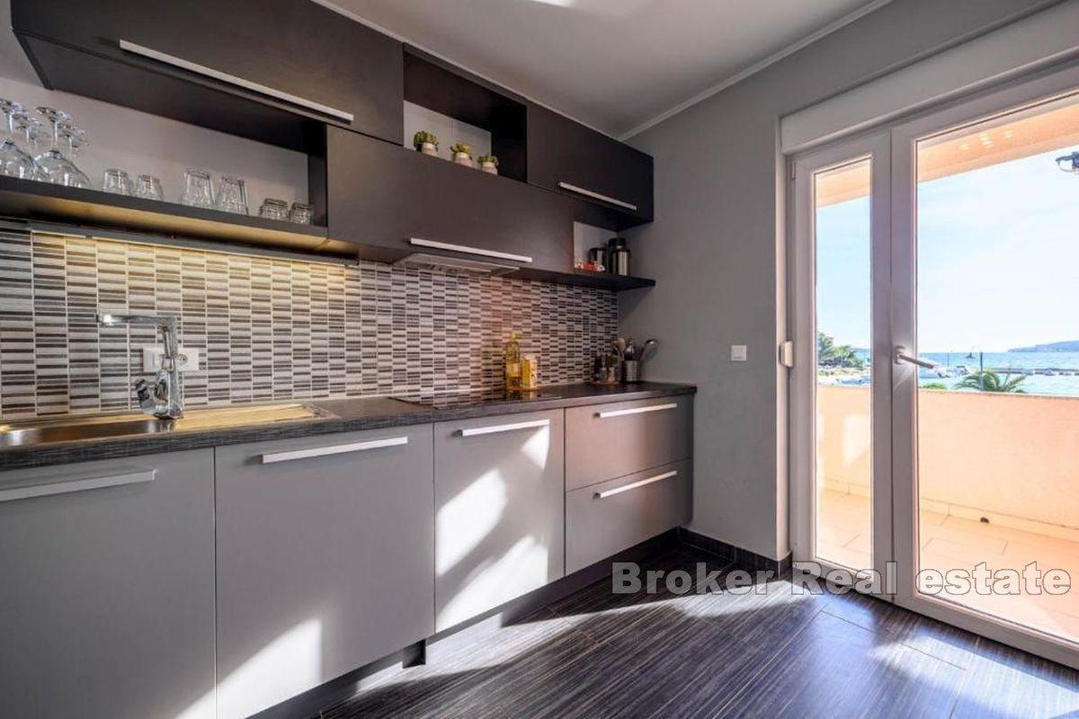 Kuća sa dva apartmana u prvom redu do mora