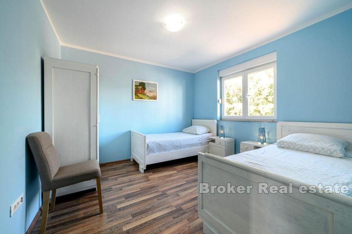 Kuća sa dva apartmana u prvom redu do mora