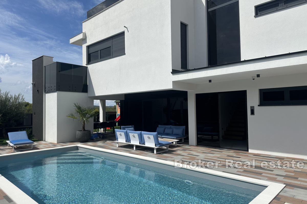 Lussuosa villa con vista mare e piscina