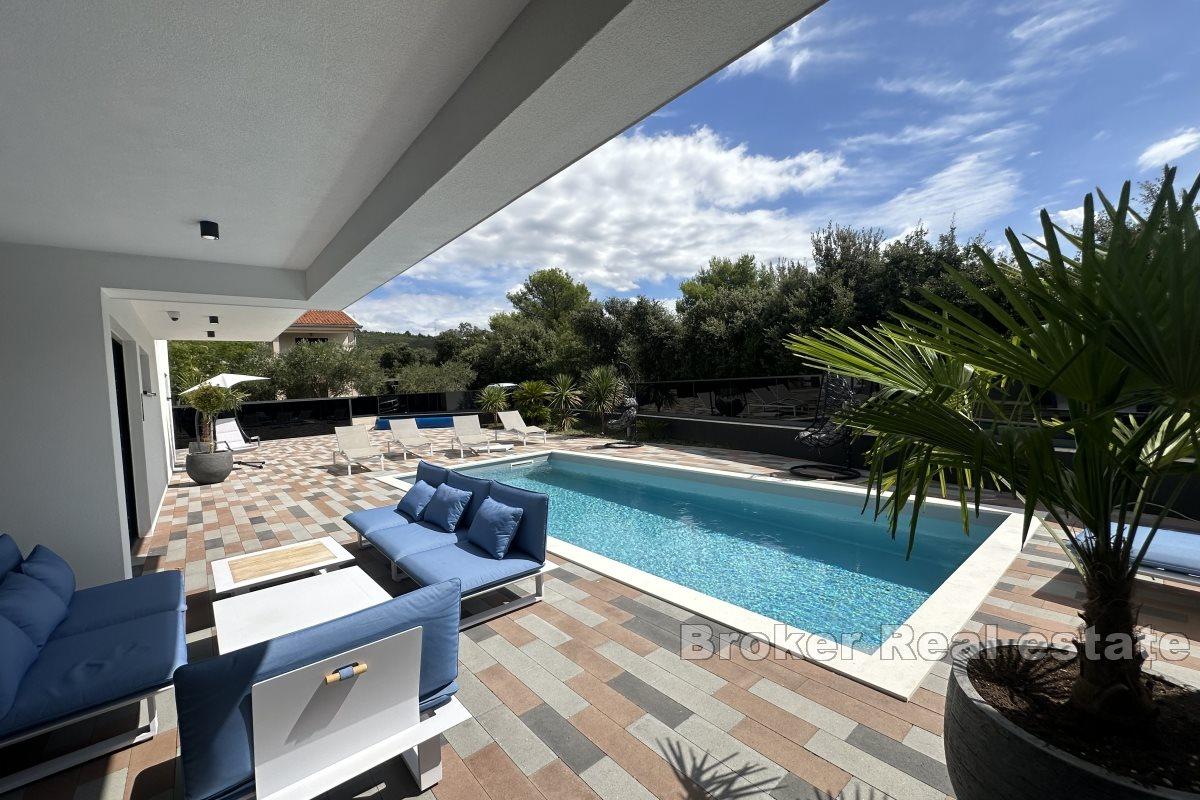 Lussuosa villa con vista mare e piscina