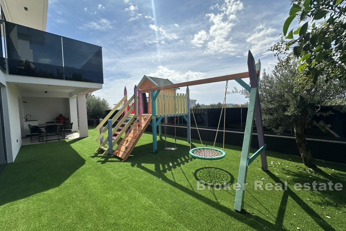 Lussuosa villa con vista mare e piscina