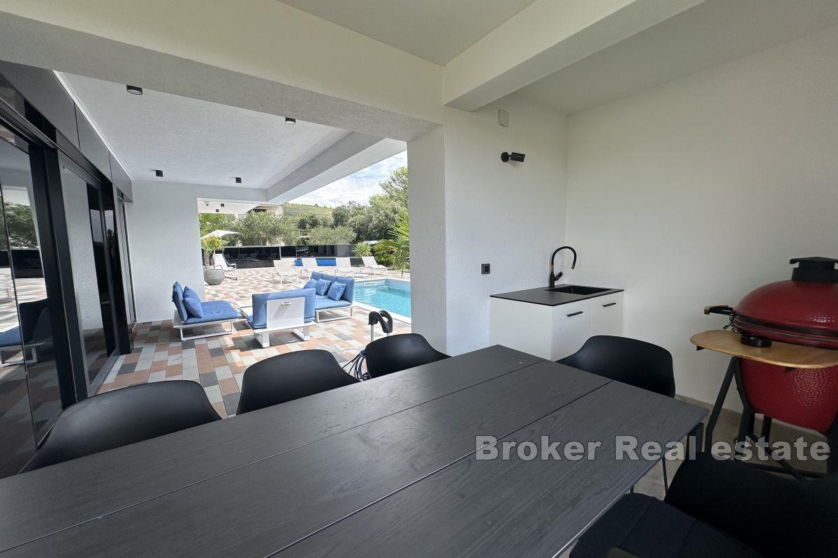 Lussuosa villa con vista mare e piscina