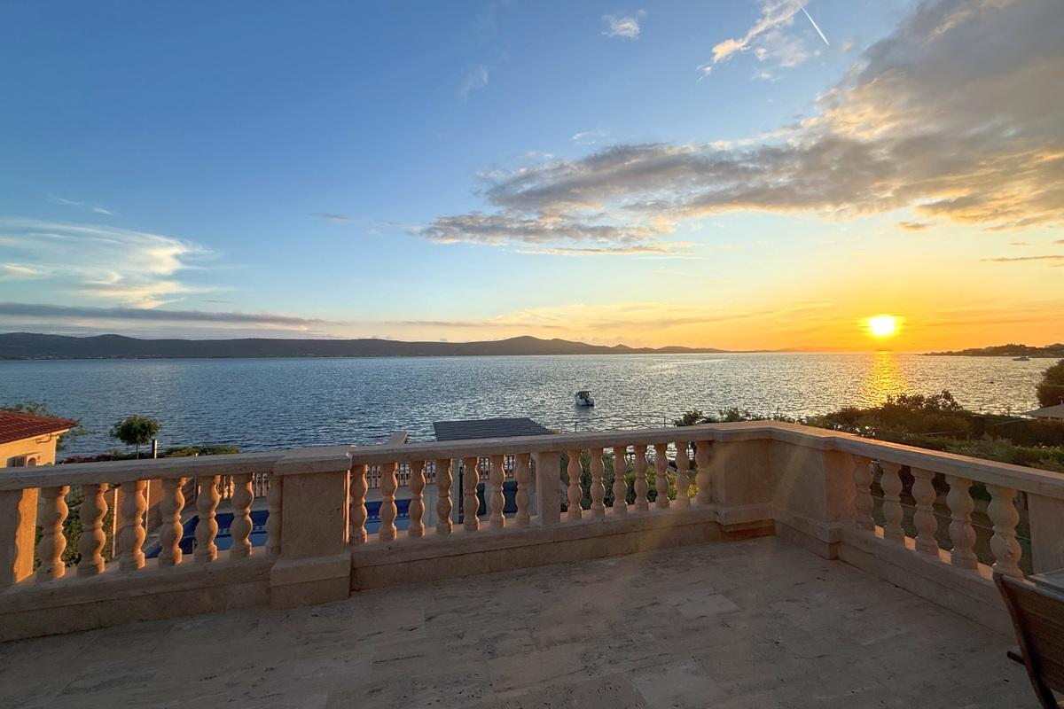 Villa di lusso con terreno edificabile in prima fila al mare
