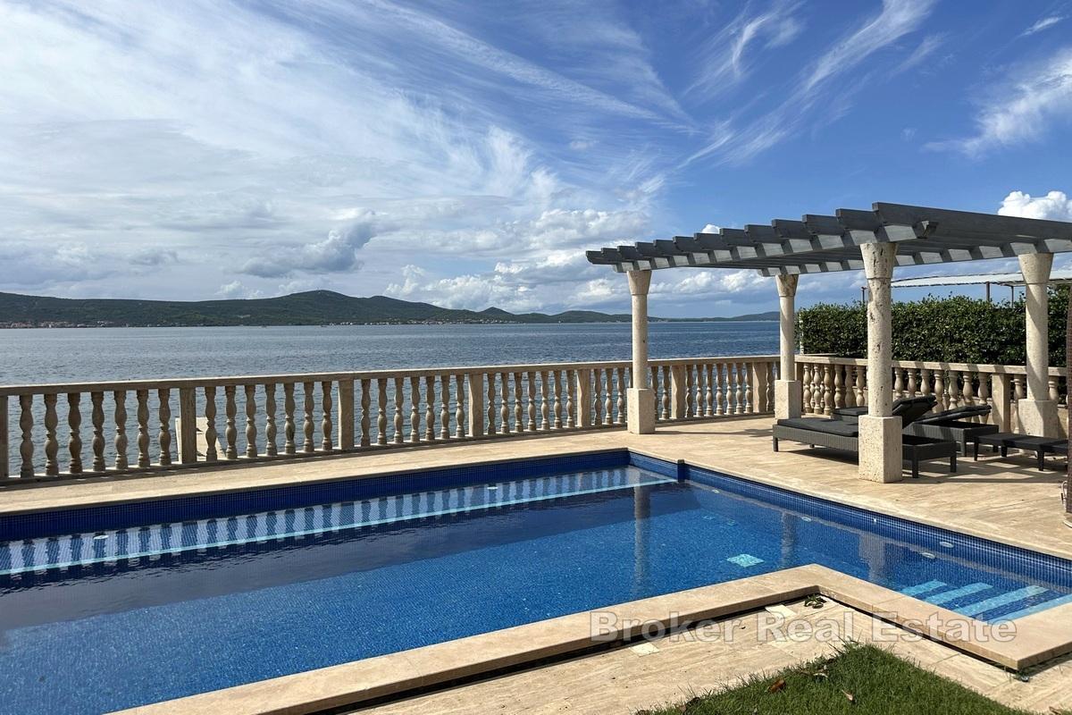 Villa di lusso con terreno edificabile in prima fila al mare