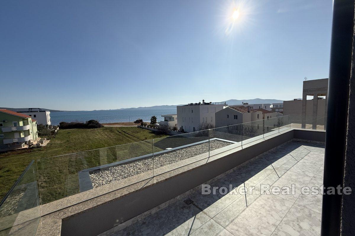 Villa moderna in un nuovo edificio con vista mare