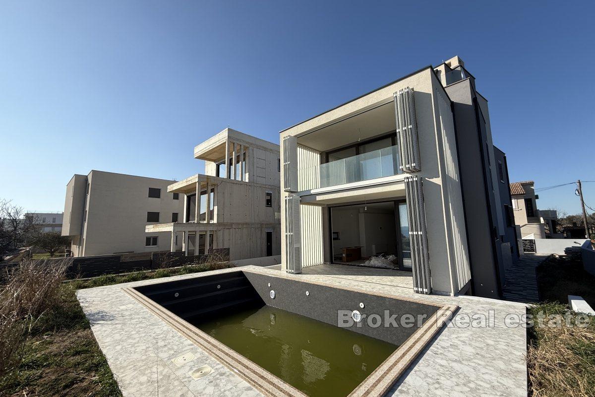 Villa moderna in un nuovo edificio con vista mare