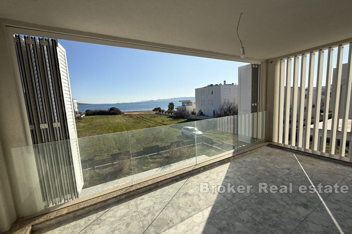Villa moderna in un nuovo edificio con vista mare