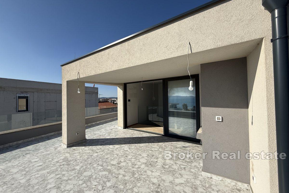 Villa moderna in un nuovo edificio con vista mare