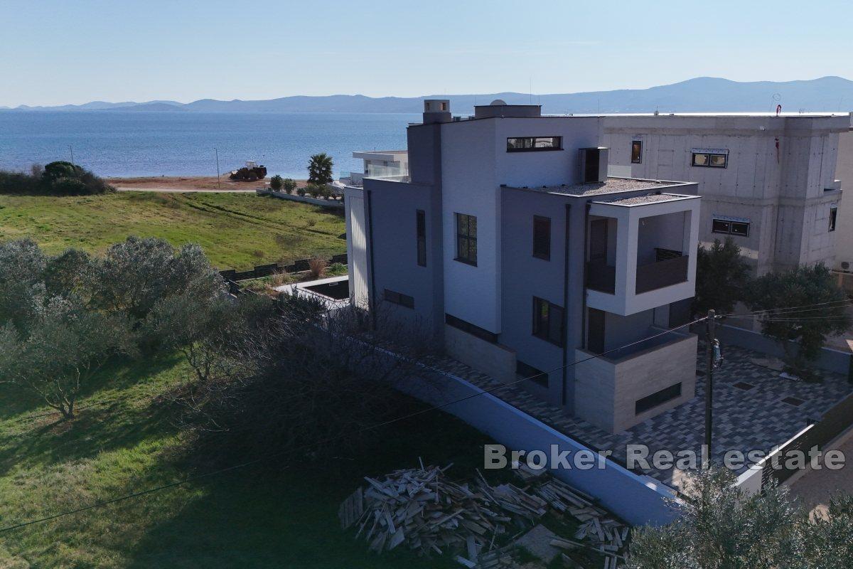 Villa moderna in un nuovo edificio con vista mare