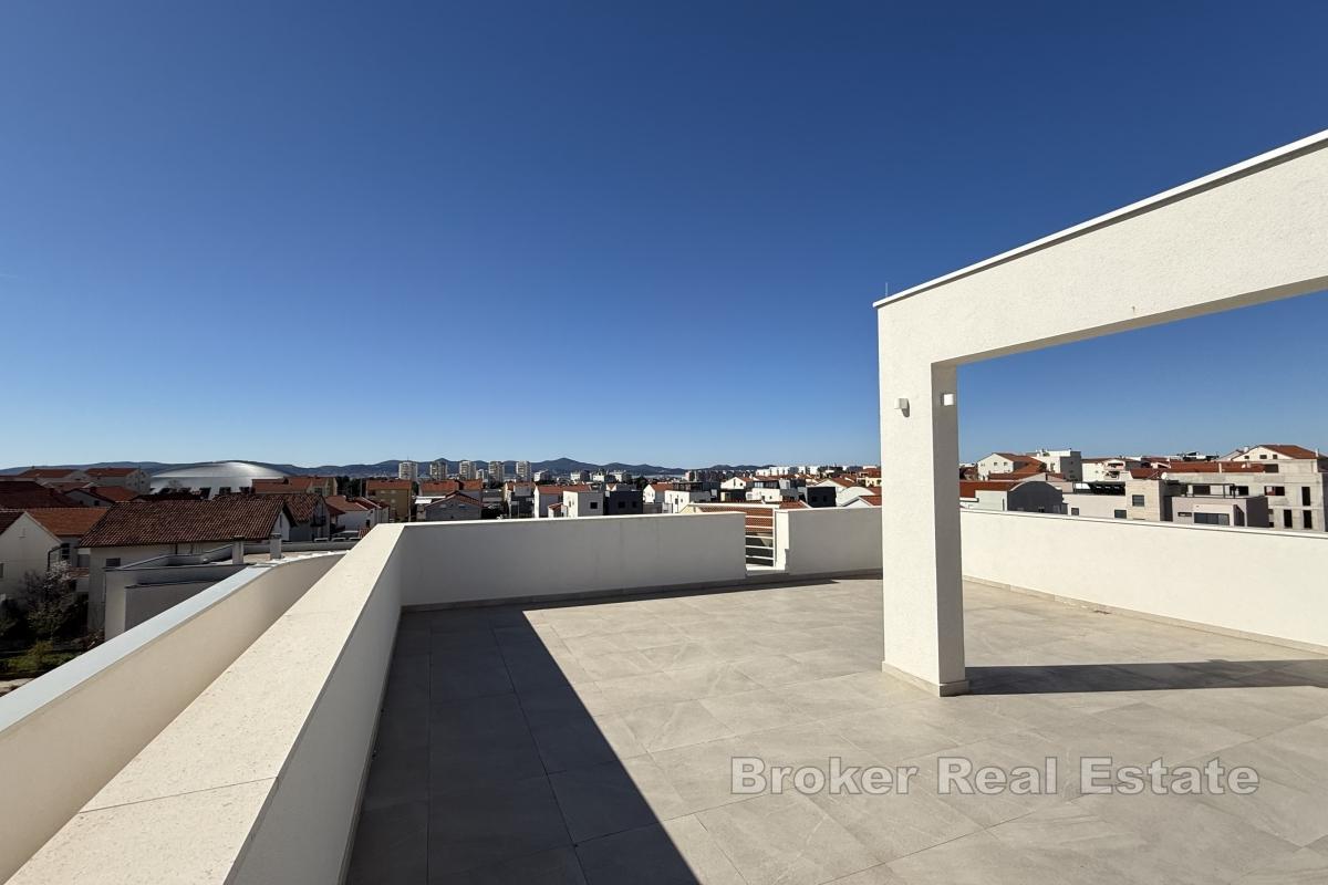 Nuovo edificio moderno con terrazza sul tetto