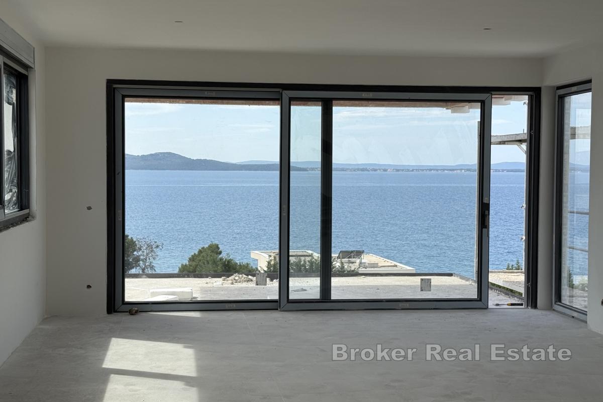 Moderno appartamento in un nuovo edificio con vista mare aperta