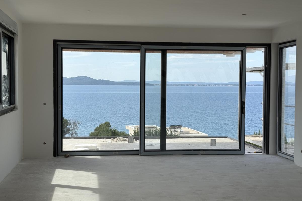 Moderno appartamento in un nuovo edificio con vista mare aperta