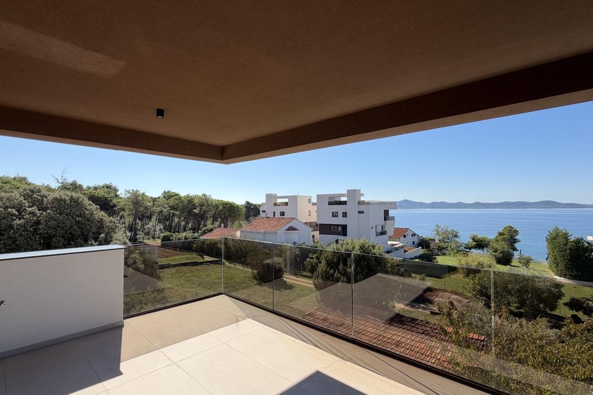 Moderno appartamento in un nuovo edificio con vista mare aperta
