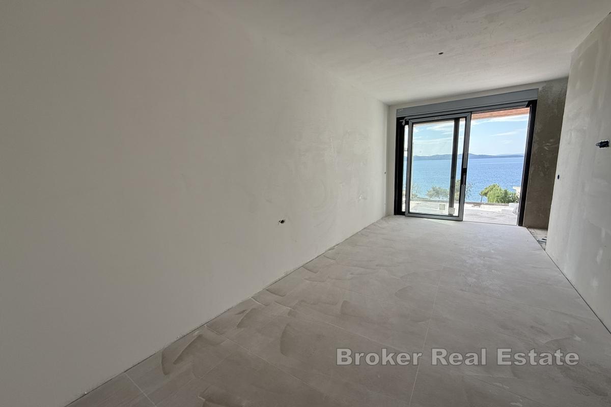 Moderno appartamento in un nuovo edificio con vista mare aperta