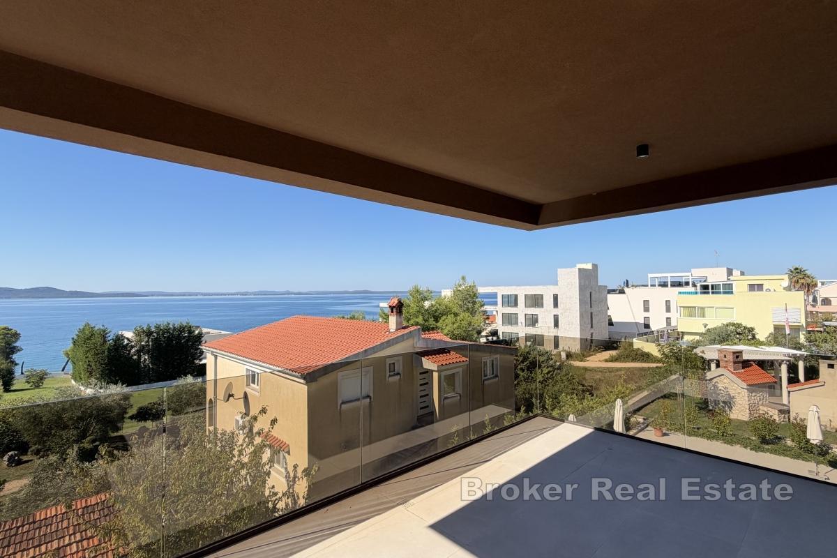 Moderno appartamento in un nuovo edificio con vista mare aperta